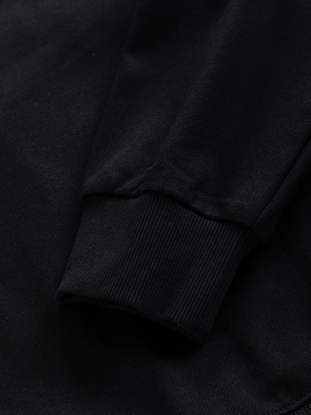 P240 Chrome Hearts CH Cross 25SS Autumn and Winter Sweatshirt Early Autumn Classic Colorful Horseshoe Patch Embroidery on the Chest Colorful Cross ✝️🪡Embroidered Logo on the Back Round Neck Pullover Sweatshirt, a popular style, a style that both men and women like, same style for men and women, 100% chance of turning heads when you wear it when you go out! It’s all about being handsome. The designer’s classic sense is precisely grasped. The whole piece of clothing is heavy. Industrial washing process. Ready-made garments are dyed + sprayed for a horse effect. The double-wash process is very recognizable. It uses heavy washing to make it distressed. The edges of the patch are slightly rolled and naturally distressed. It has a three-dimensional sense of layering and a little damage. It is very visually lethal. It adheres to Kroxin's consistent rough style. The chest and back are large, and the horseshoe flower printed patch pattern is embroidered and decorated. It is also decorated with silver metal engraved distressed buttons. The classic elements full of brand recognition instantly enhance the overall sense of grade and specification. Its texture is quite high-end! The overall feeling is high-end, simple and elegant, with silver hardware accessories, a full set of customized accessories, and the pattern of the entire dress is all decorated with patchwork three-dimensional embroidery technology, which is the finishing touch of the entire dress. The design on the back is even more eye-catching! ! This full back is so cool, it’s full of design, and the overall upper body style highlights fashion and individuality. Wearing it together as a couple is even more popular on the street. I recommend the early autumn sweatshirt! ! The fabric is a unique 440g 100% cotton, which is skin-friendly, breathable, warm to the touch, firm in texture, and smooth in lines. It can be called a back killer, which has very strict requirements on craftsmanship and cost. The smooth neckline, flat cuffs and hems are large and tightly stitched, tight and orderly, and the details are perfect. The consistent OS version can be worn alone or layered. It is very casual, but very iconic! It is simply the flagship of high-end trendy brands and must be included in your wardrobe. It has the American fashion spirit of freedom and individuality, and is highly recognizable and stylized! Color: Black White Size: S-XL Size chart: S: Shoulder width 51-Bust 56-Length 69 M: Shoulder width 52.5-Bust 58-Length 71 L: Shoulder width 54-Bust 60-Length 73 XL: Shoulder width 55.5-Bust 62-Length 75